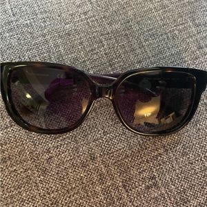 GENTLY USED, NO SCRATCHES/TORY BURCH SUNGLASSES